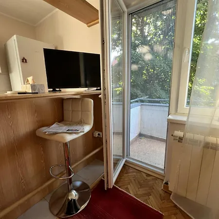 One Bedroom In A Quiet Neighborhood Apartment *